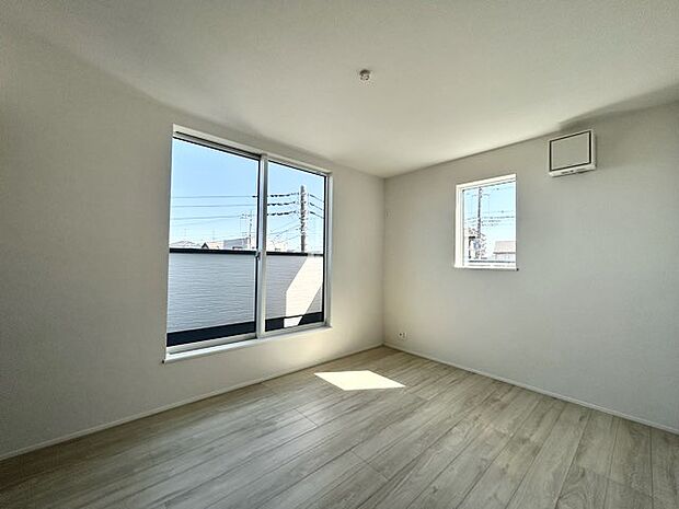 どんな家具にでも相性が良い清潔感ある白色調のクロスを採用。主張しすぎない配色、耐久性にも優れた床材は日々のメンテナンスも楽に、快適に過ごして頂けるよう考えられています。