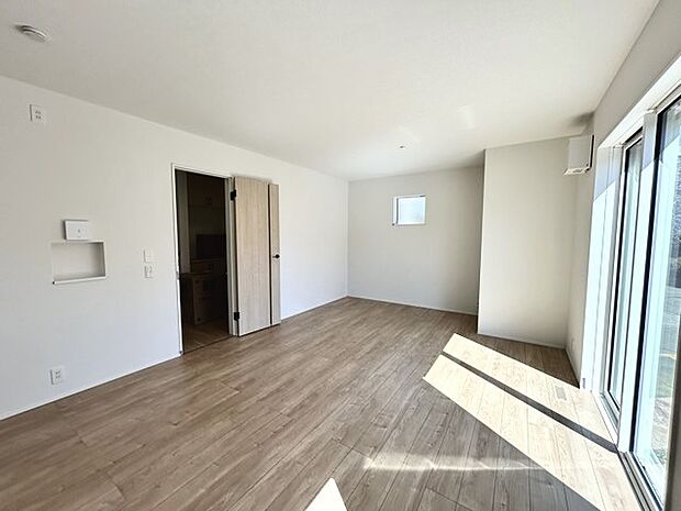 家族団欒のリビング。陽光差し込む食卓には家族の会話とスマイルが溢れます。いつまでもここで食卓を囲みたくなる、そう感じさせてくれるスペース。