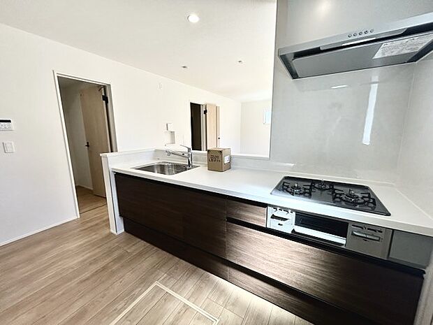 家族が一番集まる場所だから広々としつつも素敵な空間であって欲しい。皆がくつろぐリビングからキッチンまでが一つに繋がる空間。