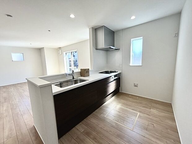 家族団欒のリビング。陽光差し込む食卓には家族の会話とスマイルが溢れます。いつまでもここで食卓を囲みたくなる、そう感じさせてくれるスペース。