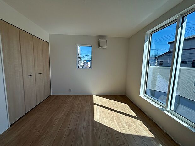 大きな開口部から明るい光が差し込む、日中の室内の明るさがこの部屋の魅力です。