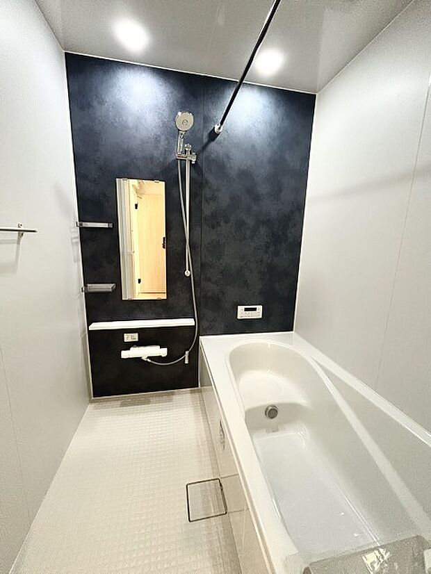 一緒にお風呂に入っている子供達の声がリビングまで聞こえてきそうな広々とした1坪バス