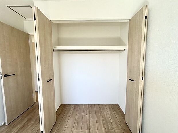 広々収納で、仕事着、普段着をまとめて収納できます。