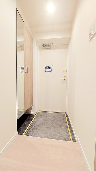 明るく開放的な玄関、靴の脱ぎ履きもしやすく、収納も豊富でご家族皆様の靴をスッキリ収納できます。