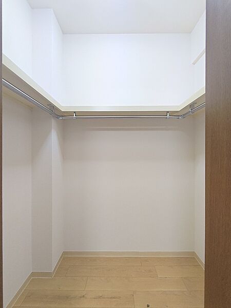主寝室にはウォークインクローゼット完備！ 衣服はもちろん、大きなお荷物もたくさん収納できる便利空間です。