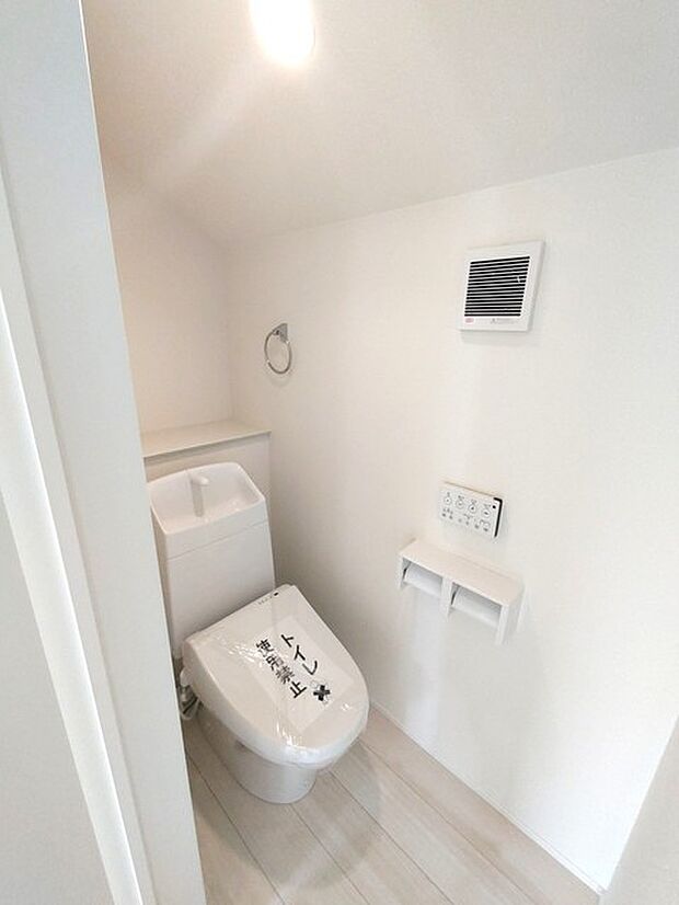 1.2階にそれぞれトレイがございます。朝の混雑時に分散して利用できるほか、ゲスト用としても使い分けることもできます。 