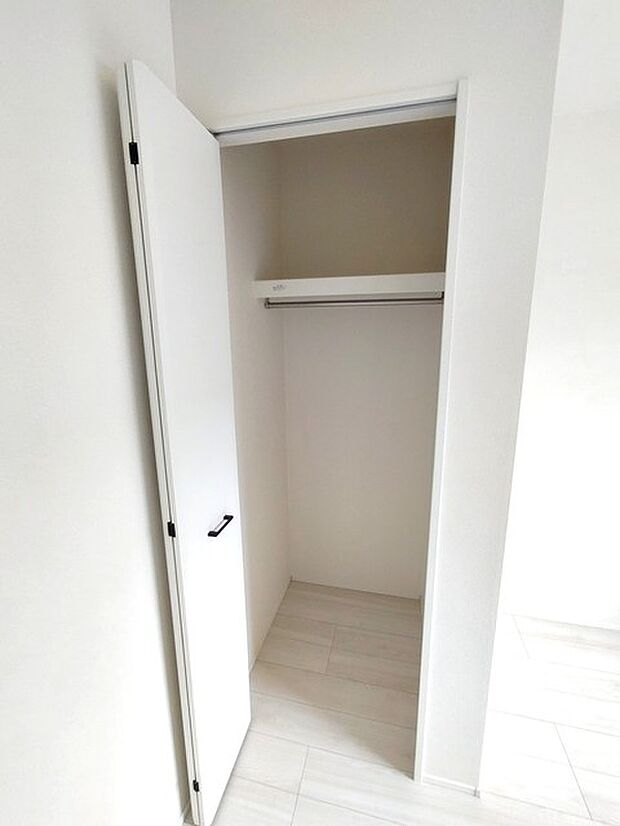 衣類の整理整頓に嬉しいクローゼット付きのお部屋。お子様のお部屋としても便利です。
