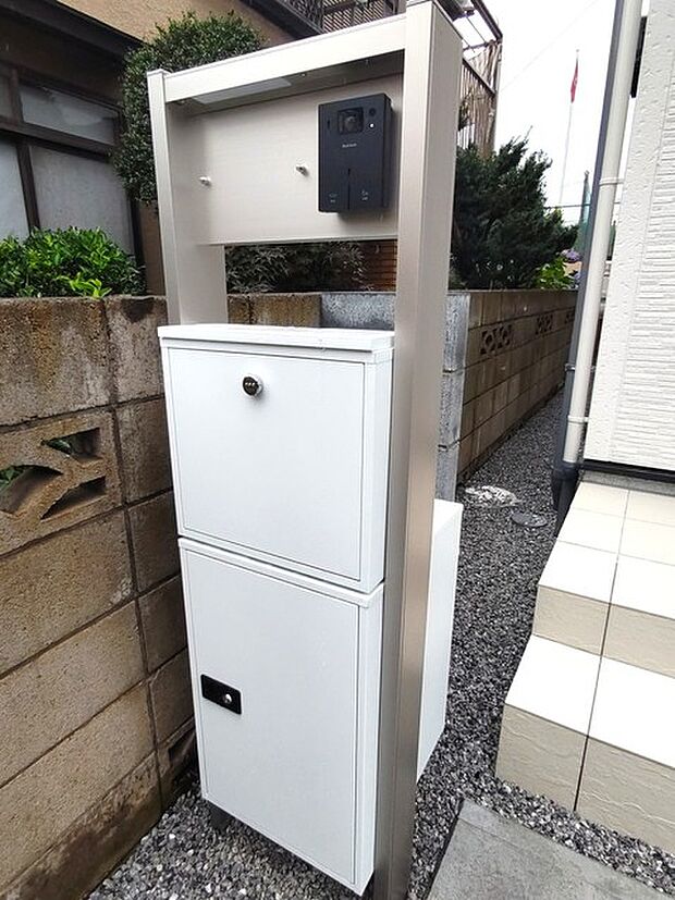 外出中で不在時や、在宅中でも手を離せない時に便利な宅配ボックス。お客様に代わって受け取れるので、暮らしにゆとりが生まれます。
