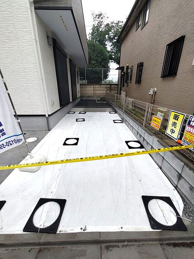 セカンドカーや来客時にも便利なカースペース2台分ございます。 