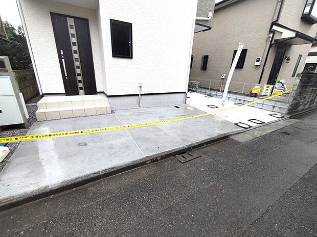 セカンドカーや来客時にも便利なカースペース2台分ございます。 