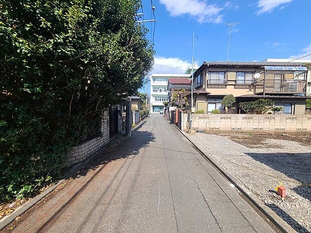 周辺の街並み 戸建てが立ち並ぶ静かな住宅街。四季折々の移り変わりを感じながら自然と楽しみ、暮らす、そんな毎日を日々の中で感じられる住環境 (10m)
