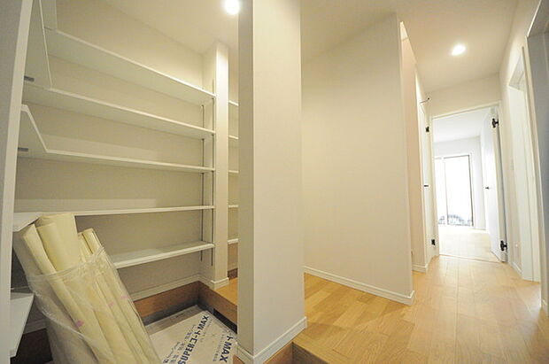 玄関はおうちの顔とも呼ばれる重要な場所!明るくスッキリと見える空間で住まう人を見送り、出迎えてくれます。