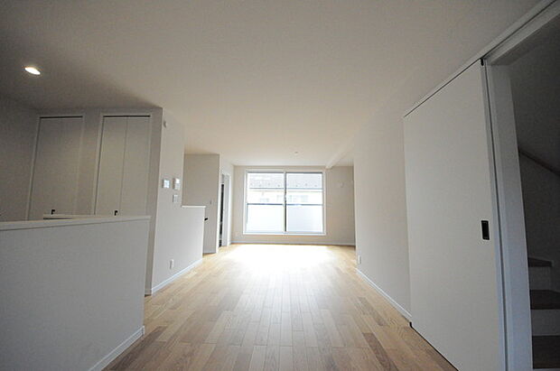 家族の集うリビングには色々な方向から光が差し込む設計に。家族のコミュニケーションが弾むスポットだから明るい雰囲気であってほしい。