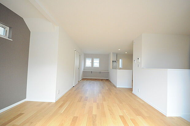 リビングにいる家族の顔が見渡せるカウンターキッチン。お料理もより一層おいしく、楽しく。食器棚を背面に設置しても十分な広さを確保しています。