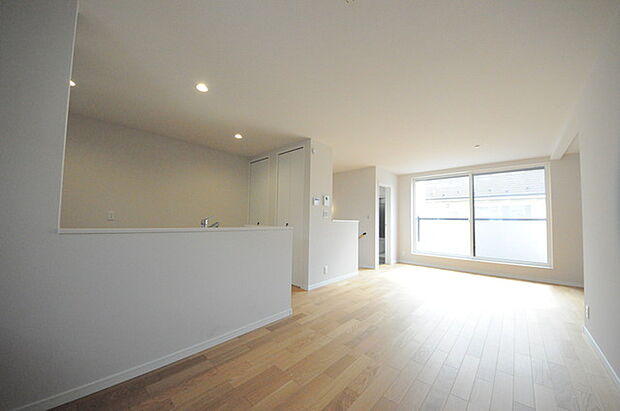 大きな開口部から明るい光が差し込むリビング。日中の室内の明るさがこの部屋の魅力です。