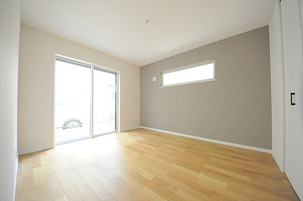 アクセントクロスを使用したオシャレな洋室。窓からそそぐ陽の光が眩しいベッドルームは、朝の目覚めが心地良く迎えられそうです。