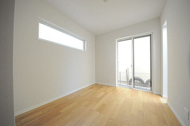 どんな家具にでも相性が良い清潔感ある白色調のクロスを採用。主張しすぎない配色、耐久性にも優れた床材は日々のメンテナンスも楽に、快適に過ごして頂けるよう考えられています。