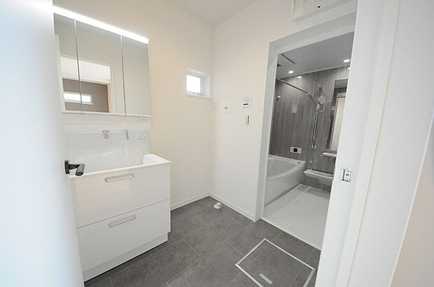 ゆとりの洗面スペースで朝の身支度もスムーズに行えます。