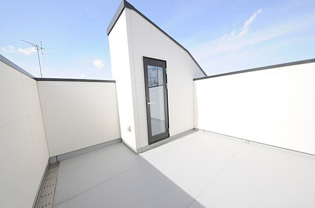 陽ざしが差込む明るいバルコニー。奥行きのあるバルコニーはお洗濯時に助かります。