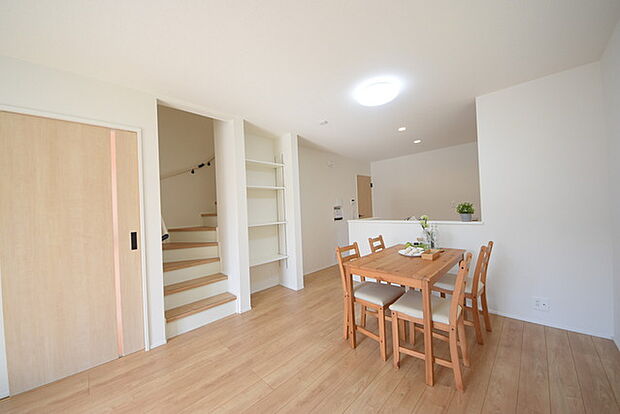 いつも家族の集まるリビングは広々とした16.8帖。通風・採光にも優れ、心安らぐ風と光がたえない空間。汎用性に富んだ居住スペースと、高揚感さえも与えてくれる住空間です。