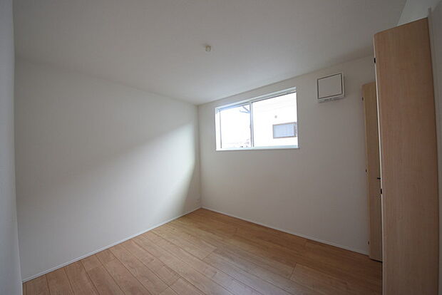 今からここを誰のお部屋にしようか、そんな洋室。大きさは5.25帖です。2階の中央の部屋。