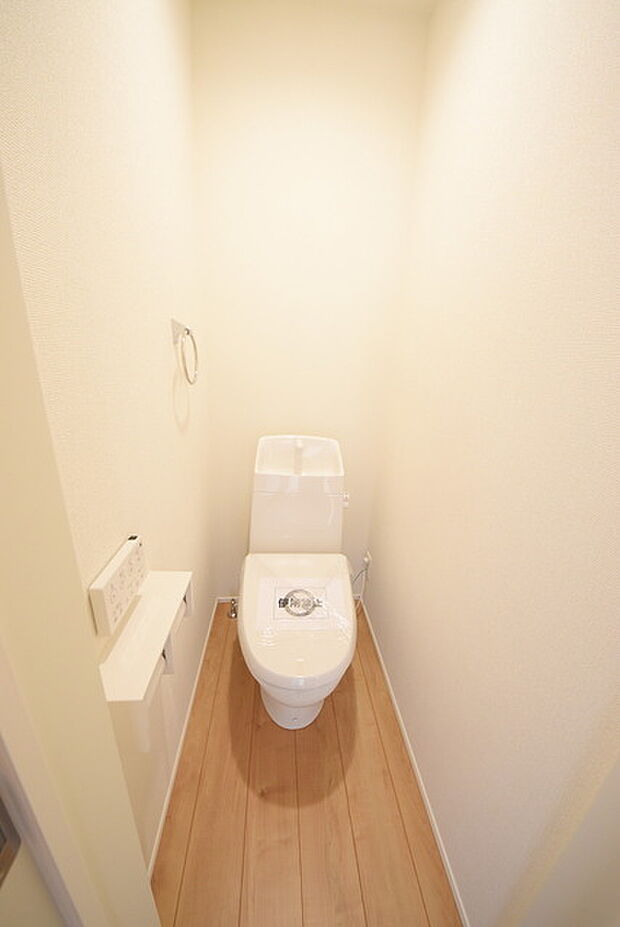 ウォシュレット機能付きのトイレ。収納もあり実用性も兼ね備えた造り。