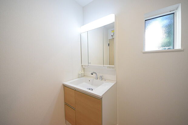 お出かけ前の身だしなみに一歩差がつく三面鏡。ミラー裏にはたっぷり収納もございます。