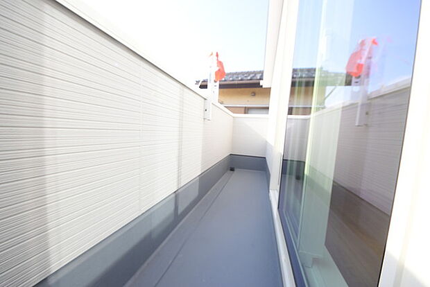 陽ざしが差込む明るいバルコニー。奥行きのあるバルコニーはお洗濯時に助かります。