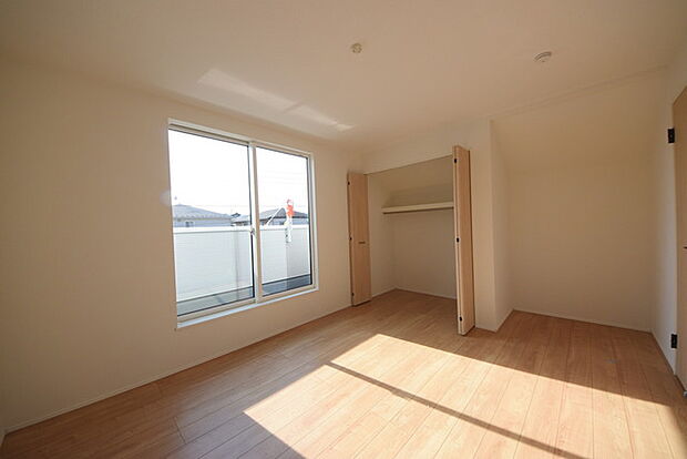 今からここを誰のお部屋にしようか、そんな洋室。大きさは7.75帖です。