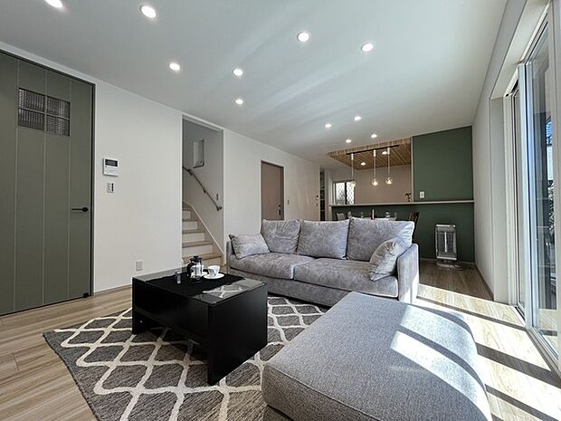 家族の集うリビングには色々な方向から光が差し込む設計に。家族のコミュニケーションが弾むスポットだから明るい雰囲気であってほしい。