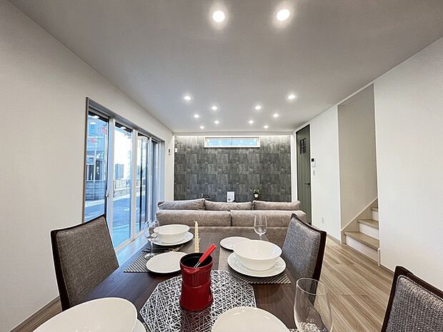 家族の集うリビングには色々な方向から光が差し込む設計に。家族のコミュニケーションが弾むスポットだから明るい雰囲気であってほしい。