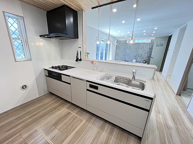 人工大理石を使用したシステムキッチン。永く傷つきにくく、お手入れもしやすい高機能性です。