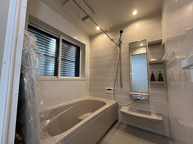 落ち着いた色味の浴室で1日の疲れをゆっくりと癒してください。