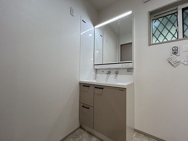 お出かけ前の身だしなみに一歩差がつく三面鏡。ミラー裏にはたっぷり収納もございます。