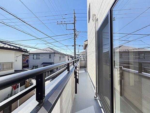 陽ざしが差込む明るいバルコニー。奥行きのあるバルコニーはお洗濯時に助かります。