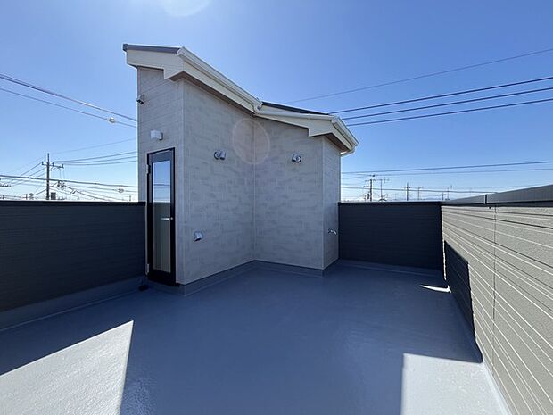広がる空と、心地よい風を感じる開放的な空間は約11帖有る屋上