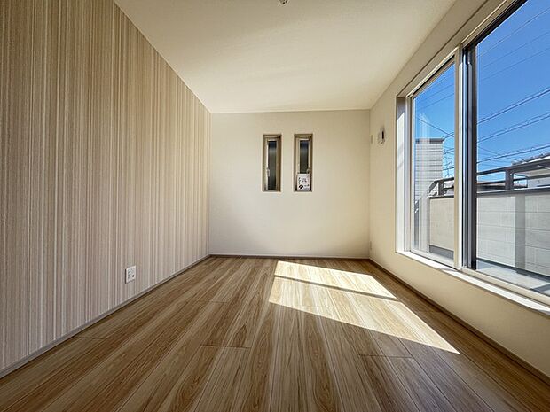 窓の外の景色と呼応するように、広がりを感じさせる明るい室内