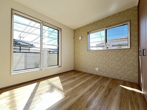 アクセントクロスを使用したオシャレな洋室。窓からそそぐ陽の光が眩しいベッドルームは、朝の目覚めが心地良く迎えられそうです。