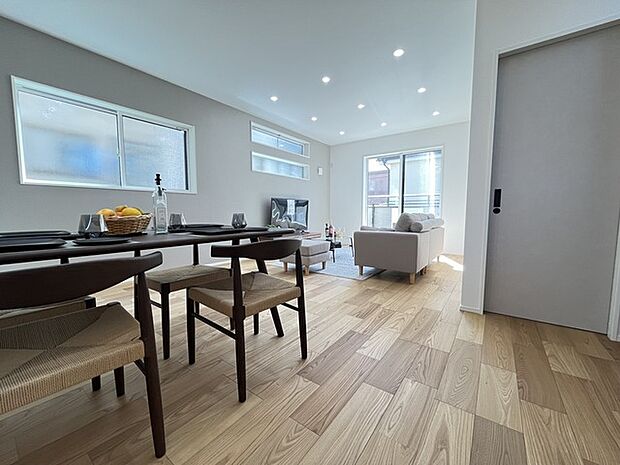 夕食の時間。家族、友人、両親、親戚との会話がより料理を美味しくしてくれる。あっという間に時間が過ぎてしまう居心地の良さは、普段はほっとする空間としてここにあります。