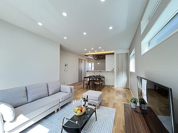 家族の集うリビングには色々な方向から光が差し込む設計に。家族のコミュニケーションが弾むスポットだから明るい雰囲気であってほしい。