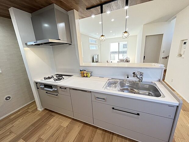 人工大理石を使用したシステムキッチン。永く傷つきにくく、お手入れもしやすい高機能性です。