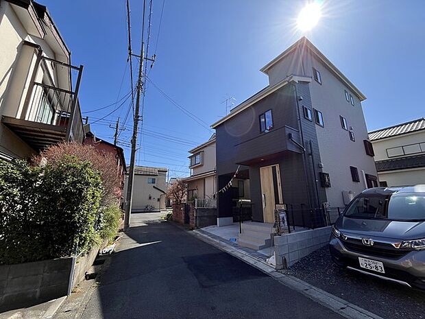 戸建てが立ち並ぶ静かな住宅街。四季折々の移り変わりを感じながら自然と楽しみ、暮らす、そんな毎日を日々の中で感じられる住環境