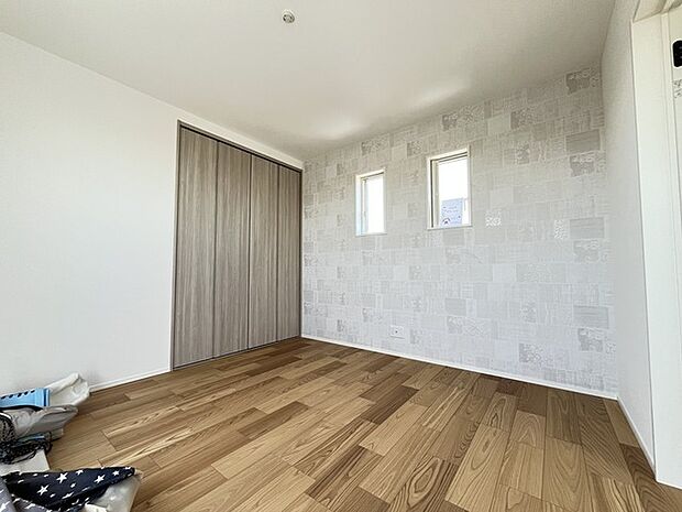 ゆとりの6.6帖ある寝室、陽光が入りやすく朝の目覚めも気持ち良く起こしてくれます。