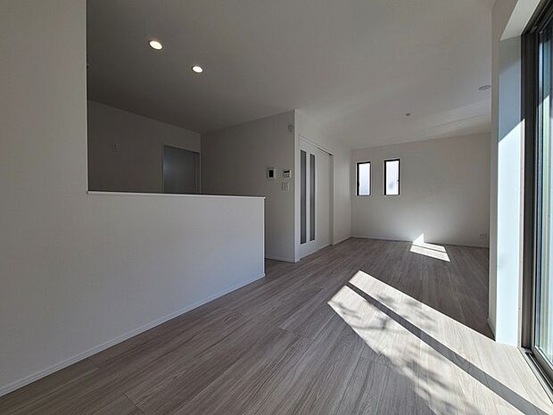 家族団欒のリビング。陽光差し込む食卓には家族の会話とスマイルが溢れます。いつまでもここで食卓を囲みたくなる、そう感じさせてくれるスペース。