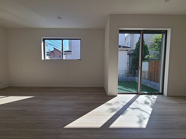 家族団欒のリビング。陽光差し込む食卓には家族の会話とスマイルが溢れます。いつまでもここで食卓を囲みたくなる、そう感じさせてくれるスペース。