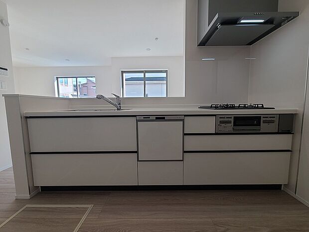 リビングにいる家族の顔が見渡せるカウンターキッチン。お料理もより一層おいしく、楽しく。食器棚を背面に設置しても十分な広さを確保しています。