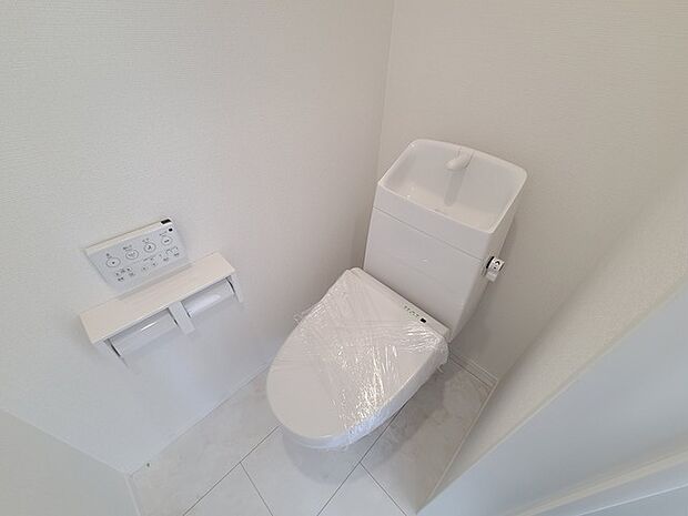 1.2階にそれぞれトレイがございます。朝の混雑時に分散して利用できるほか、ゲスト用としても使い分けることもできます。