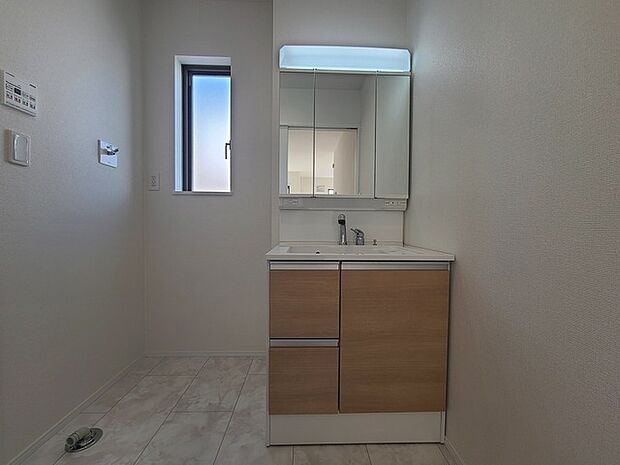 使い勝手の良い洗面台、窓があることで換気もしやすく清潔感のある空間を保てます。