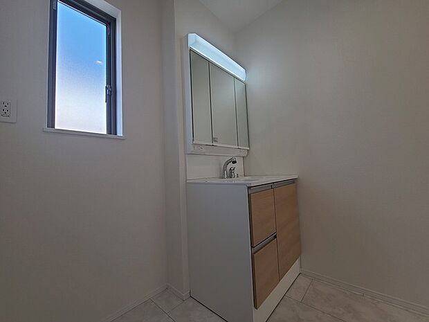 使い勝手の良い洗面台、窓があることで換気もしやすく清潔感のある空間を保てます。