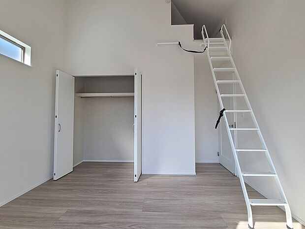 吹抜けの空間を意識した上部にロフトのある間取り。スタイリッシュかつ収納も豊富で長く機能的に住める家を目指して。